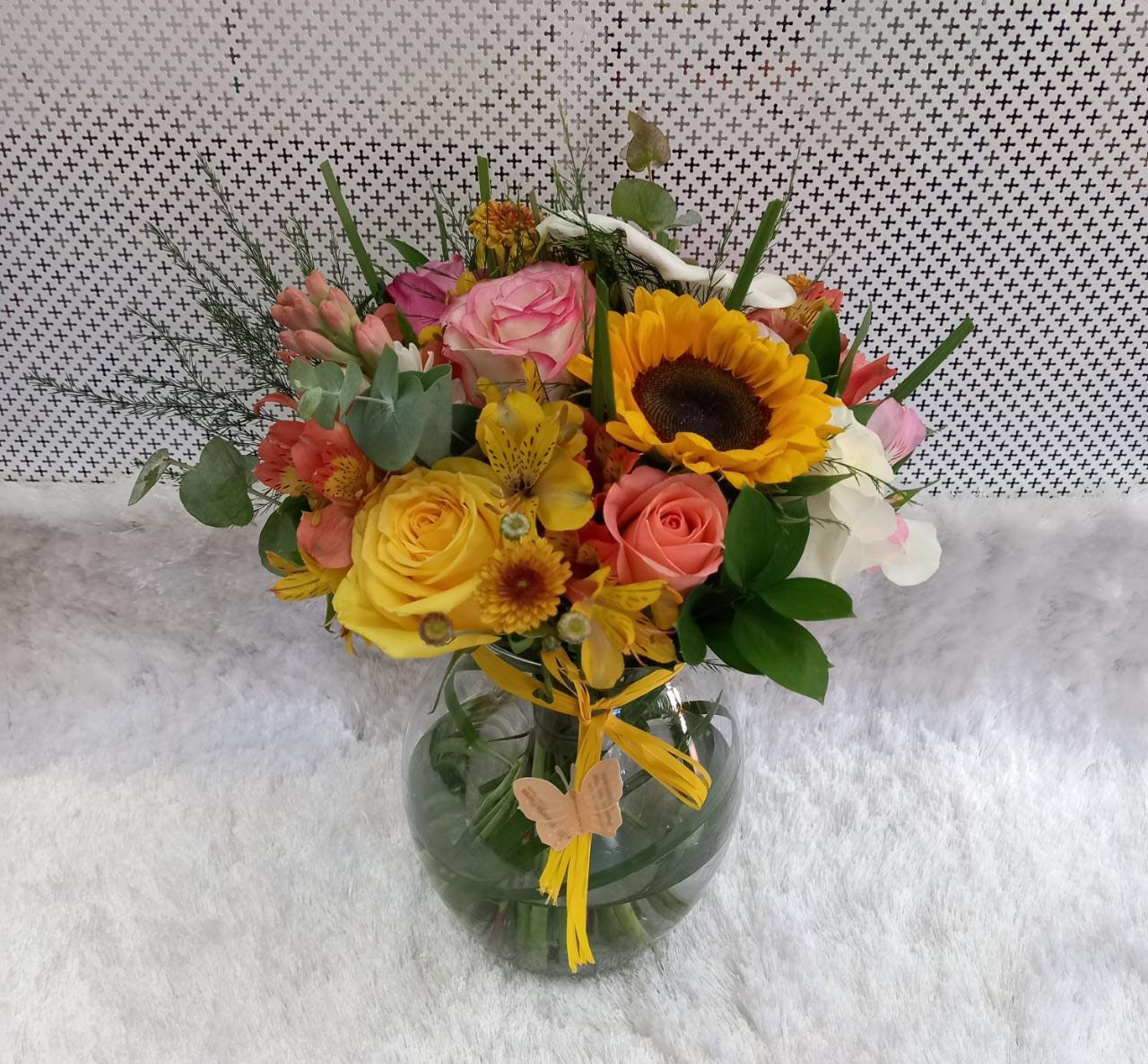 Mini Buquê Mix de Flores Coloridas acomodadas em vaso de vidro Mini Buquê Mix de Flores Coloridas acomodadas em vaso de vidro